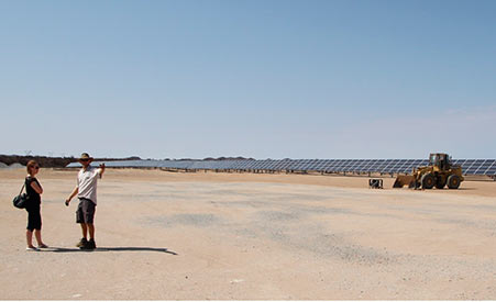 SAMK tutustumassa Innosun-yrityksen 5 MW aurinkovoimaan (kuvaaja Minna Keinänen-Toivola)