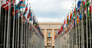 Kuvituskuva: YK:n päämajan edusta lippuineen